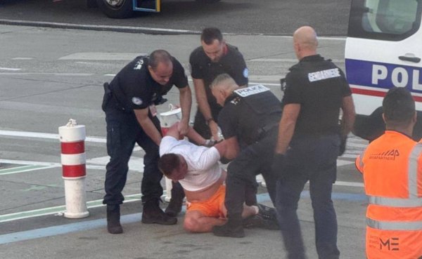 瑞银投资 爱尔兰客机飞行中一醉酒男子要开舱门引发多人斗殴，同机者描述到处都是血，有人尖叫有人哭