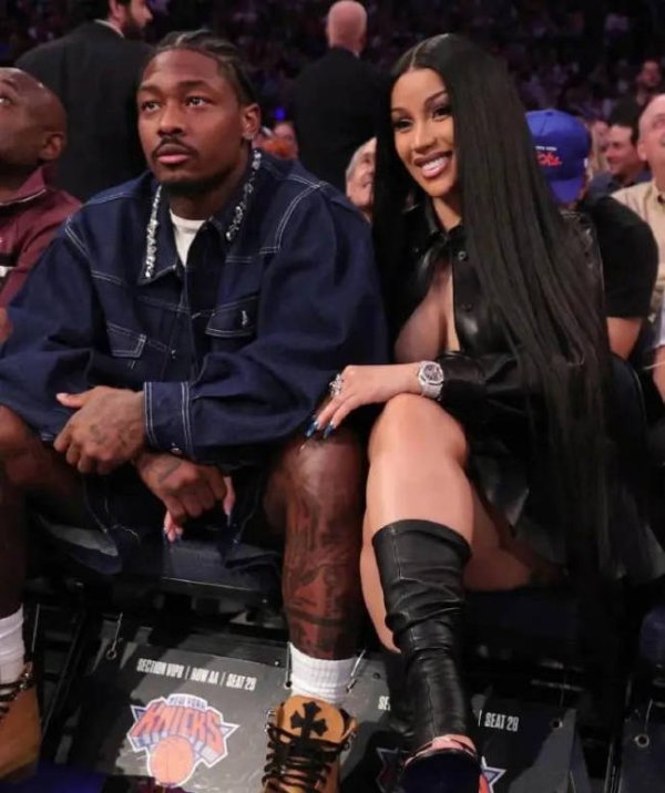 鑫月配 CardiB自曝和Offset尚未正式离婚 男方借离婚要钱