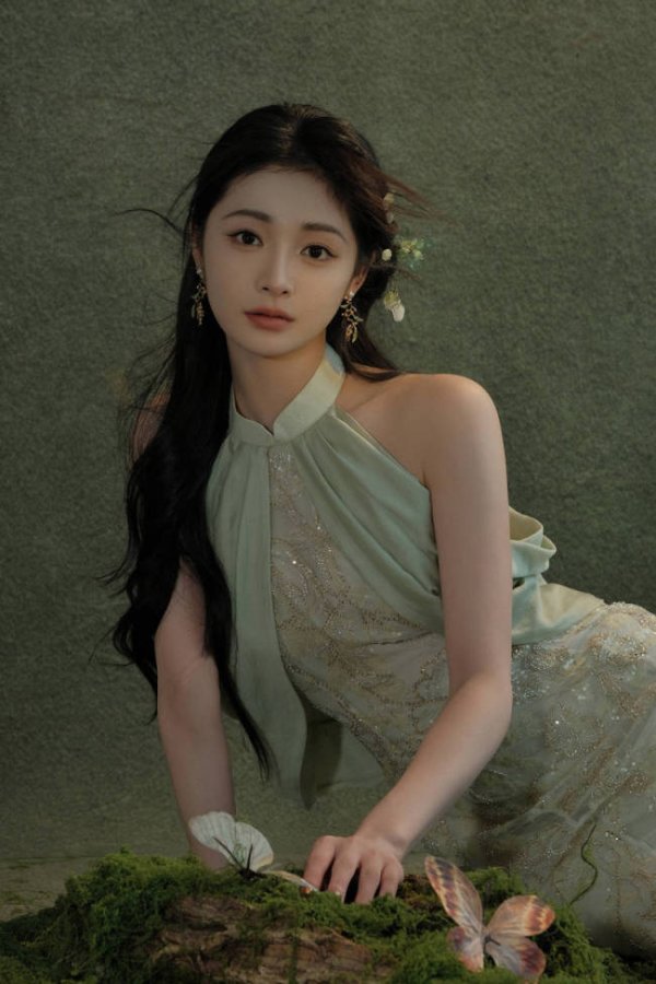 恒利决策 周洁琼穿淡绿刺绣裙气质空灵 发间饰花显东方韵味